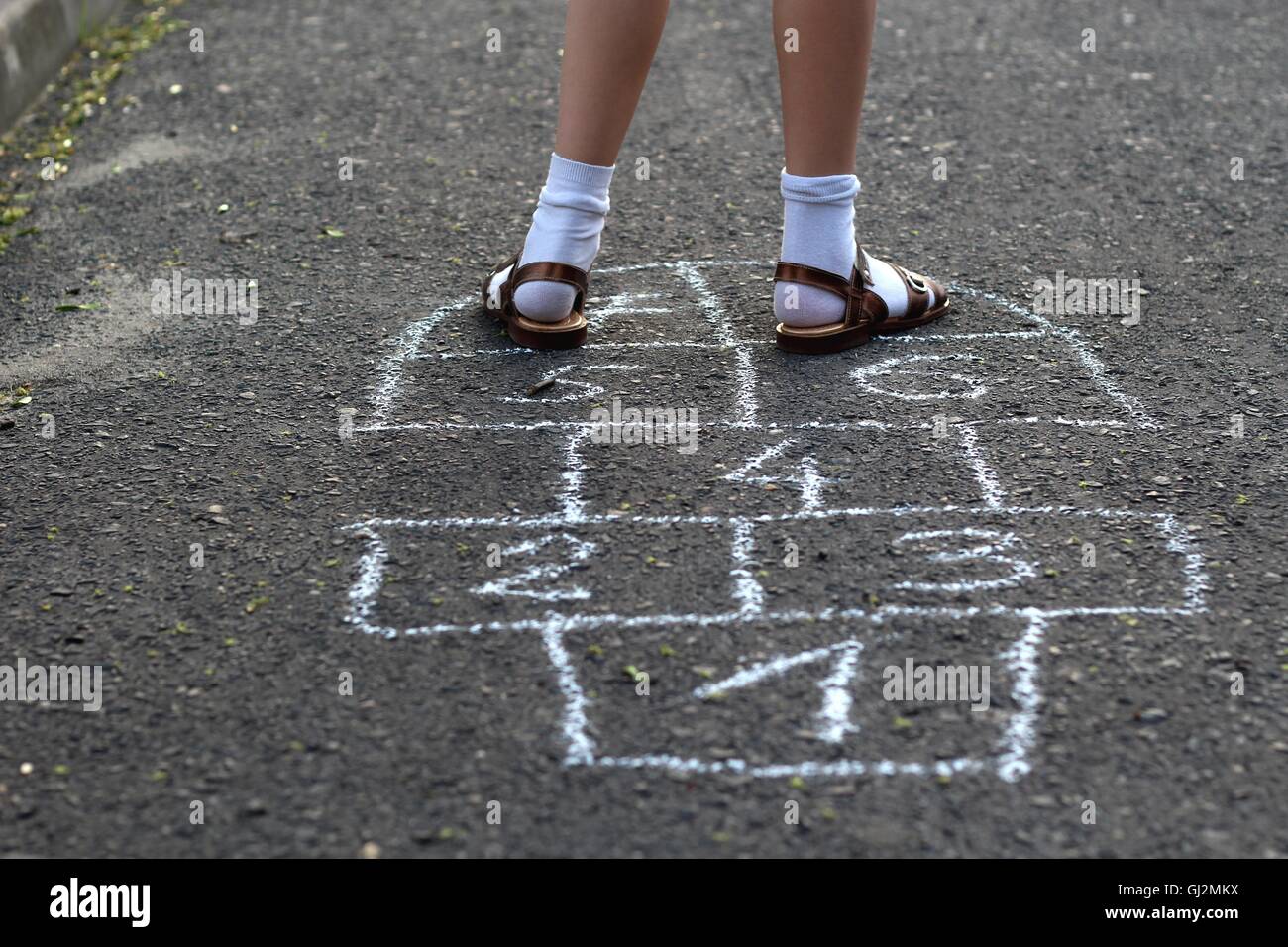 Ragazza che gioca campana Foto Stock