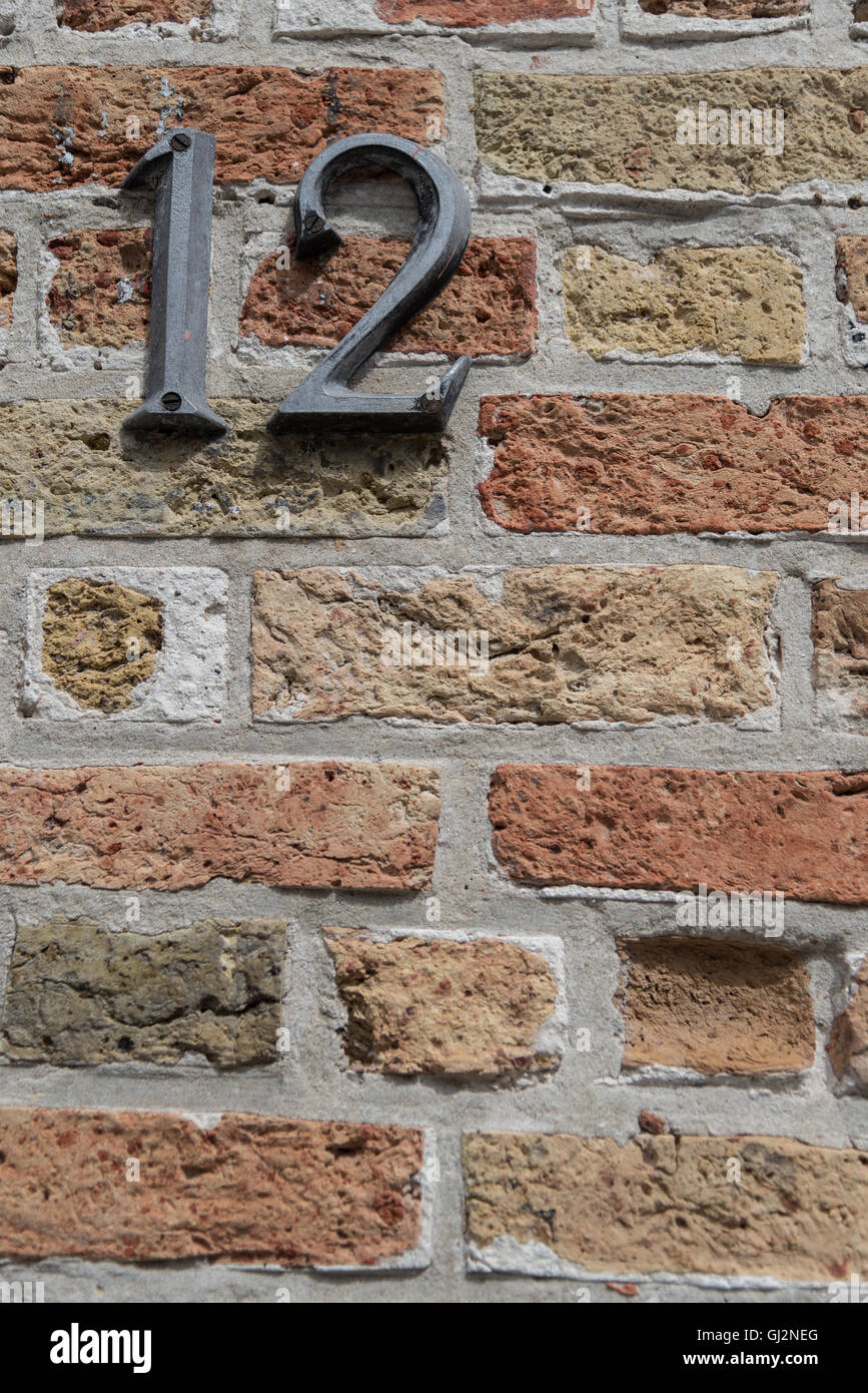 Sorprendente grafica e numero di porta 12 e porta i dettagli di arredo attorno a Bruges " zone residenziali. Bruges, Belgio Foto Stock