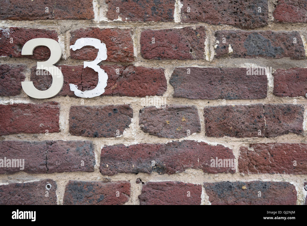 Sorprendente grafica e numero di porta 33 e porta i dettagli di arredo attorno a Bruges " zone residenziali. Bruges, Belgio Foto Stock