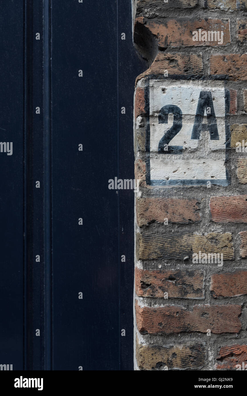 Sorprendente grafica e il numero della porta 2A e porta i dettagli di arredo attorno a Bruges " zone residenziali. Bruges, Belgio Foto Stock