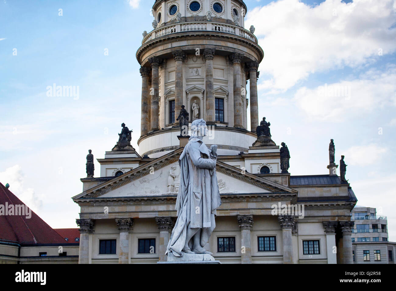 Schiller statua che si trova nella parte anteriore della cattedrale francese di Berlino Foto Stock