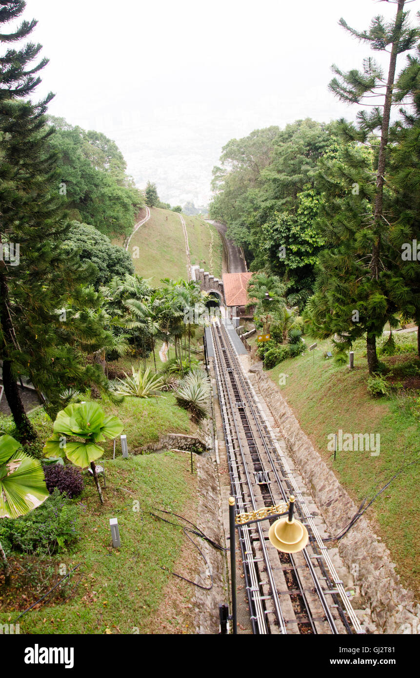 Il treno o il tram per viaggiatori e passender su e giù per la collina Penang il 26 aprile 2016 in Penang, Malaysia Foto Stock
