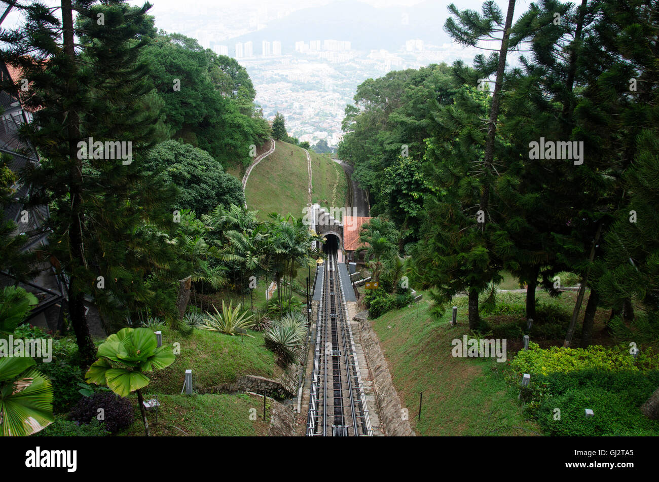 Il treno o il tram per viaggiatori e passender su e giù per la collina Penang il 26 aprile 2016 in Penang, Malaysia Foto Stock