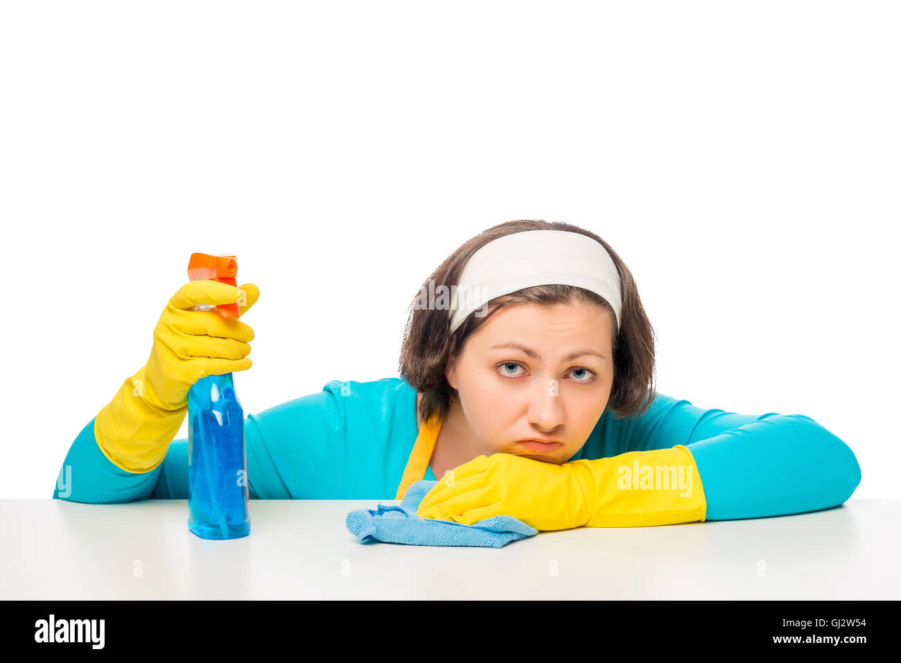 Ritratto di una donna, stanchi del lavoro domestico su sfondo bianco Foto Stock
