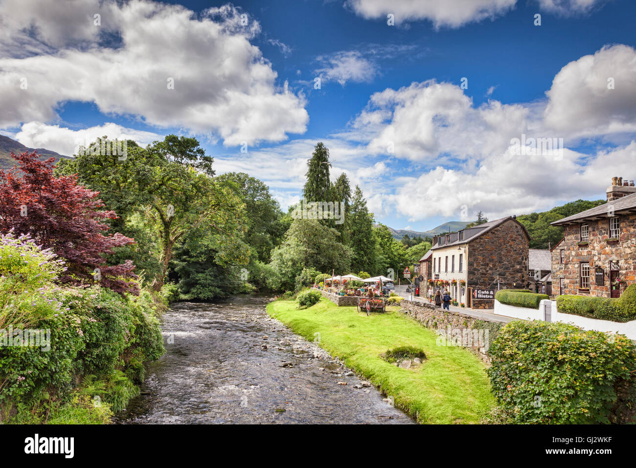 Beddgelert e il fiume Glaslyn, Parco Nazionale di Snowdonia, Gwynedd, Wales, Regno Unito Foto Stock