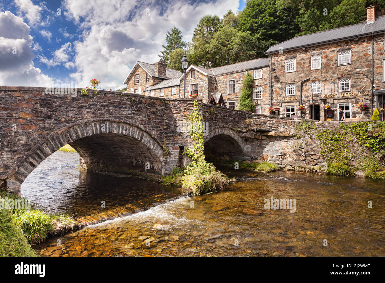 Ponte sul Fiume Glaslyn a Beddgelert, Parco Nazionale di Snowdonia, Gwynedd, Wales, Regno Unito Foto Stock