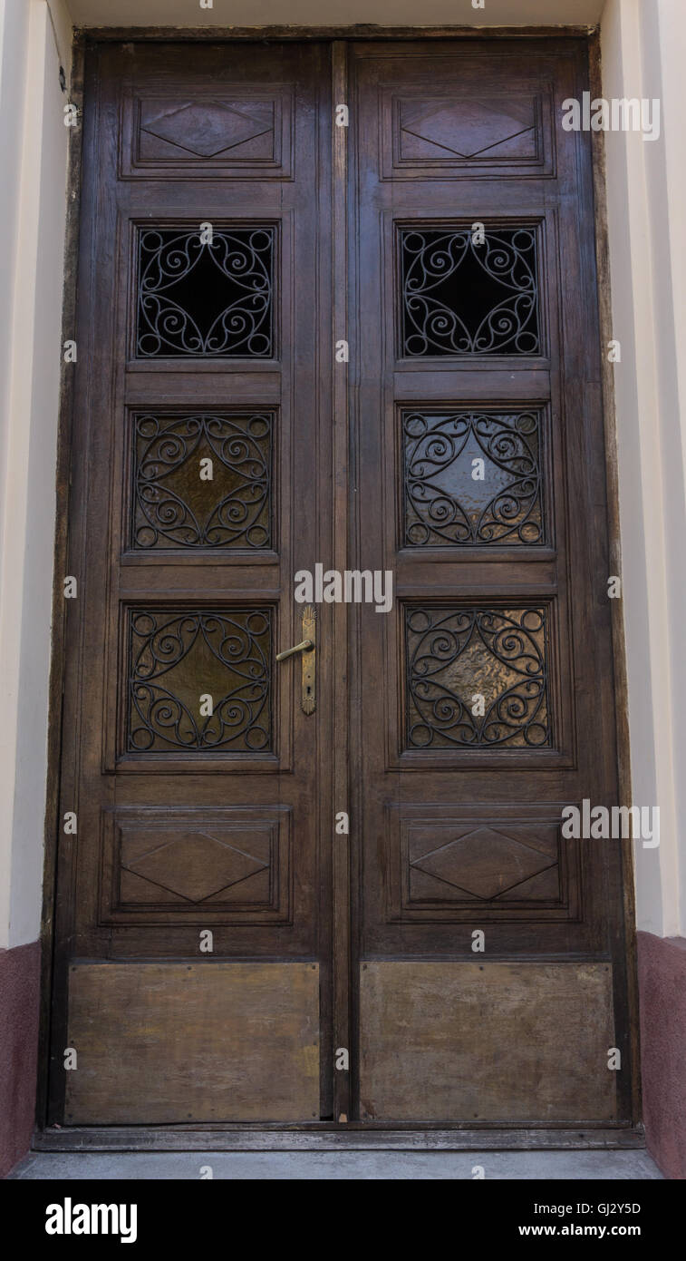 Vecchio bella porta in Chernivtsi, Ucraina. L'ingresso principale dell'edificio. Foto Stock