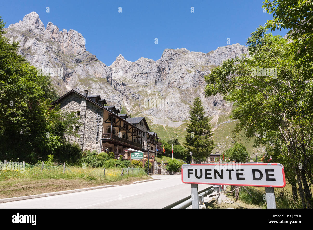 In Fuente De village, che ha una macchina di cavo per un viaggio popolare fino ad alta montagna per trekking in Picos de Europa Mountains. Foto Stock