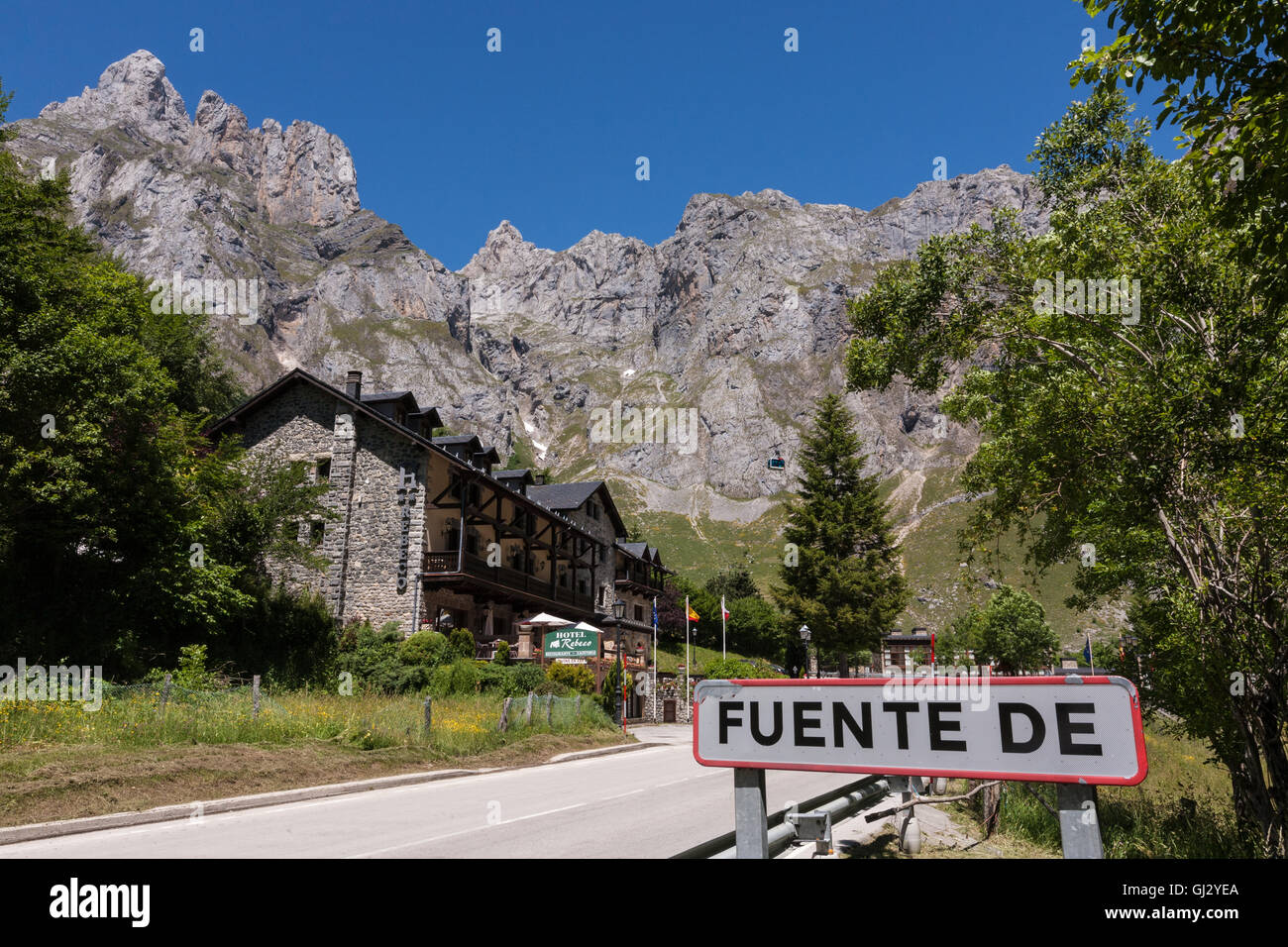 In Fuente De village, che ha una macchina di cavo per un viaggio popolare fino ad alta montagna per trekking in Picos de Europa Mountains. Foto Stock