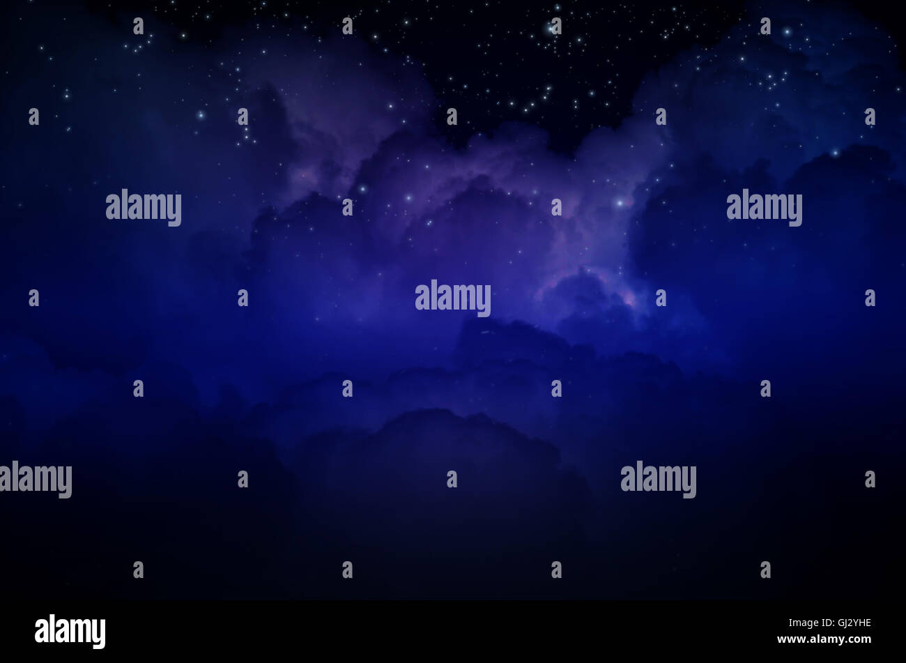 Cielo notturno con le stelle e le nuvole Foto Stock