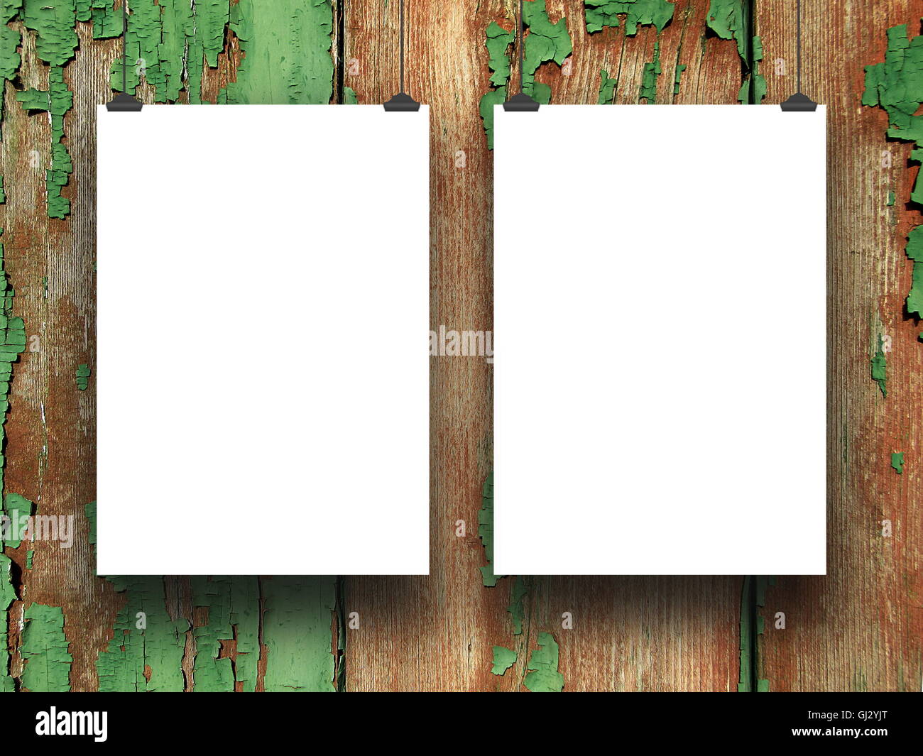 Close-up di due fotogrammi vuoti impiccato da fermi contro graffi di tavole di legno sfondo Foto Stock