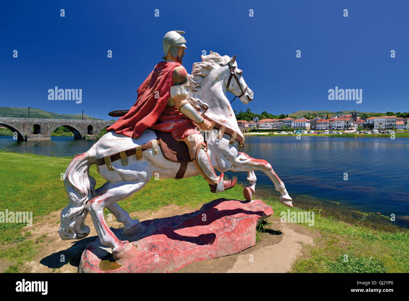 Il Portogallo, MInho: Statua di un soldato romano a cavallo chiamando le sue truppe sull'altro lato del fiume Lima a Ponte de Lima Foto Stock