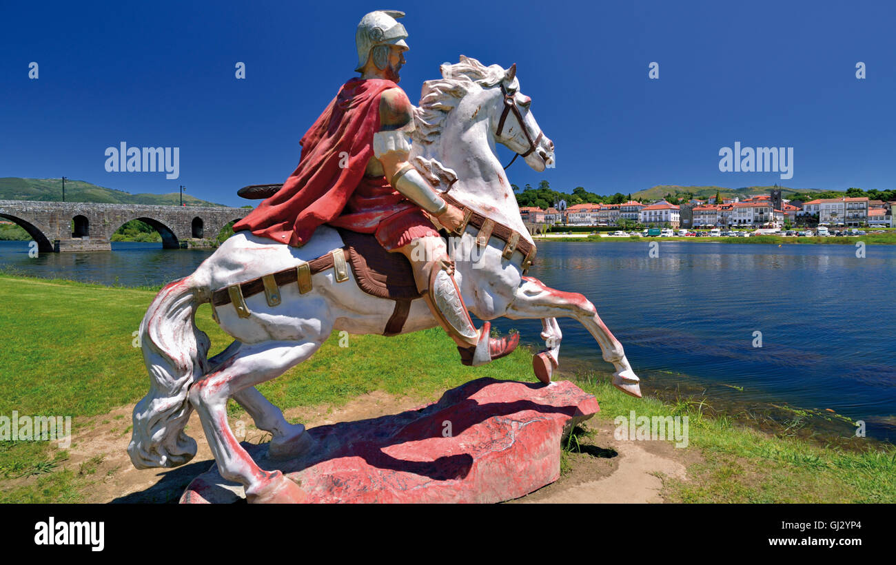 Il Portogallo, MInho: Statua di un soldato romano a cavallo chiamando le sue truppe sull'altro lato del fiume Lima a Ponte de Lima Foto Stock