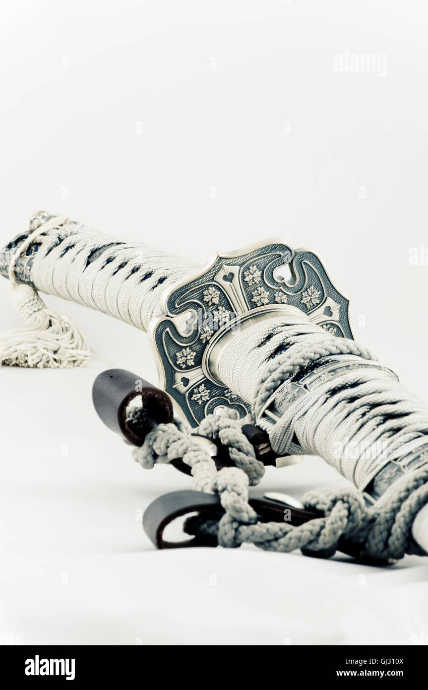 Spada Samurai su sfondo bianco Foto Stock