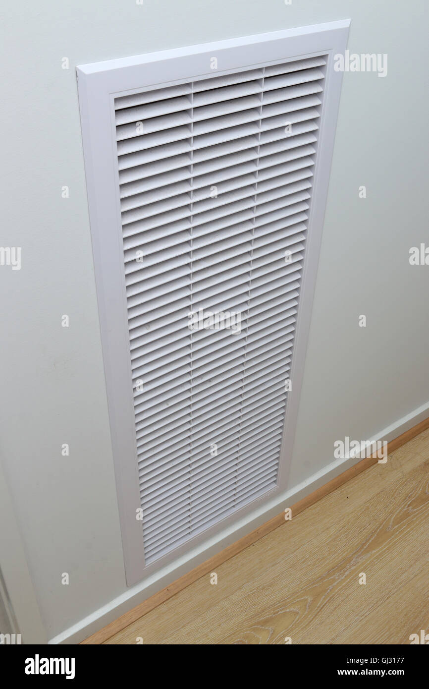 Residenziale riscaldamento intubato e lo scambiatore di calore aria di ventilazione del filtro di aspirazione sul muro bianco in Melbourne Victoria Australia Foto Stock