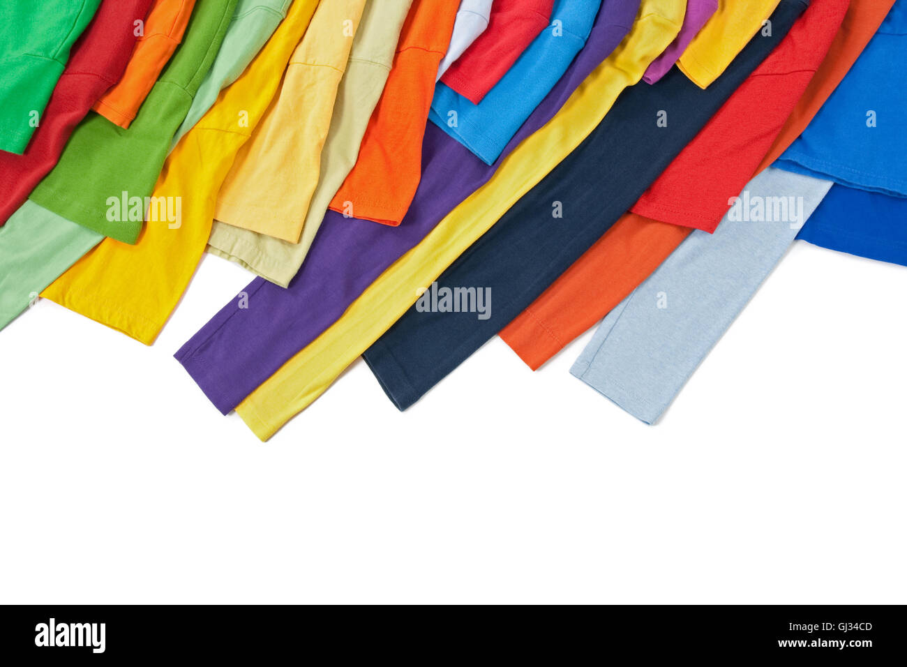 Manicotti di abbigliamento colorato su sfondo bianco Foto Stock