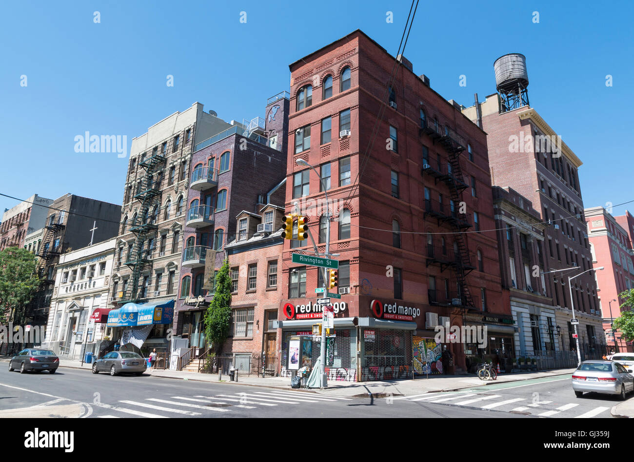 Vista di Allen e Rivington Street nel Lower East Side, con peculiare casa federale tra grandi edifici di appartamenti. NYC. Foto Stock