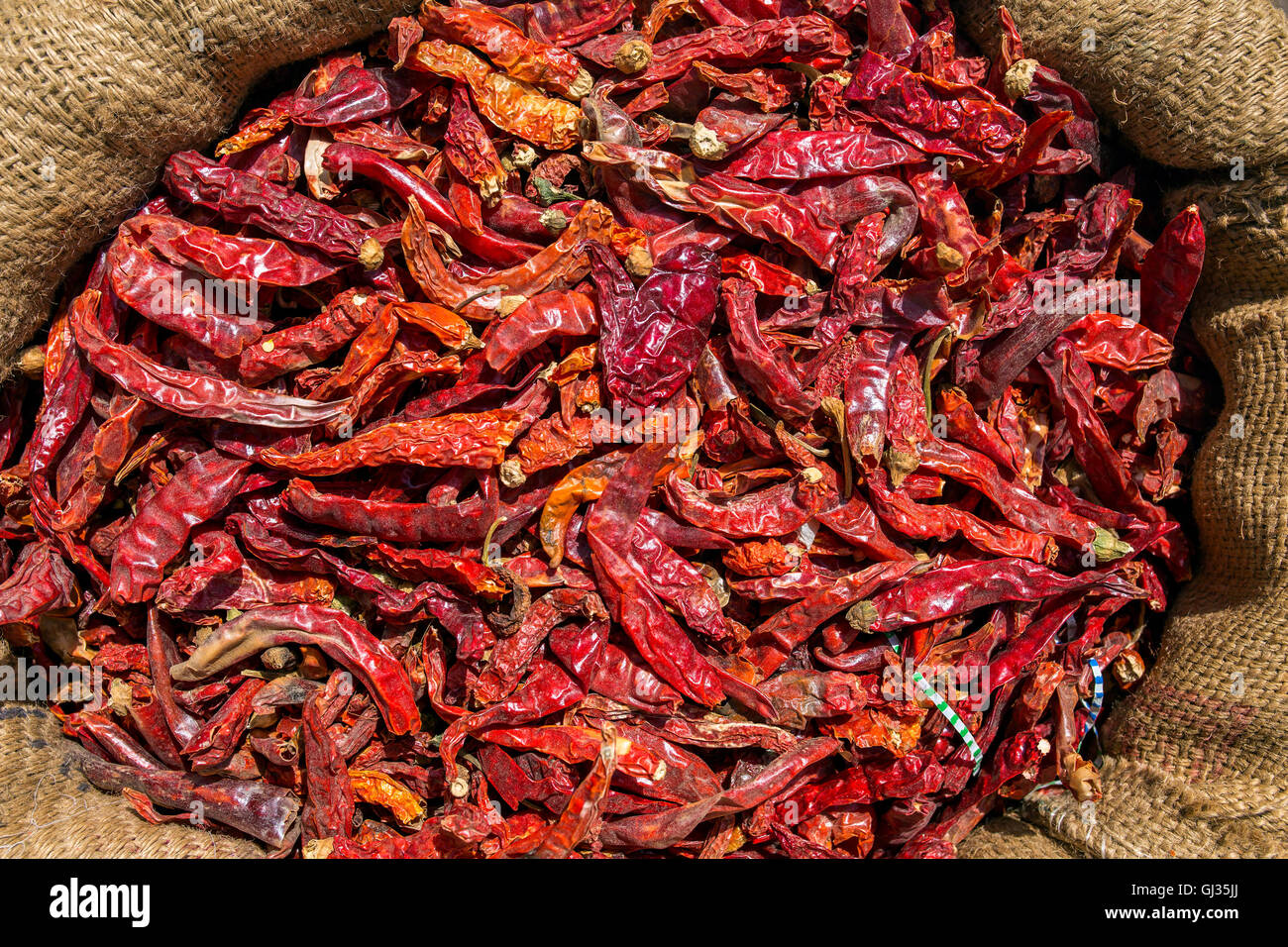 Rosso peperoncino secco in borsa di tela di close-up Foto Stock