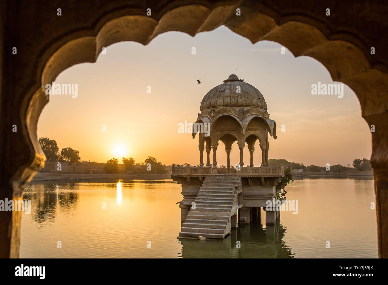 Gadi Sagar - lago artificiale vista attraverso il passaruota. Jaisalmer, Rajasthan, India Foto Stock