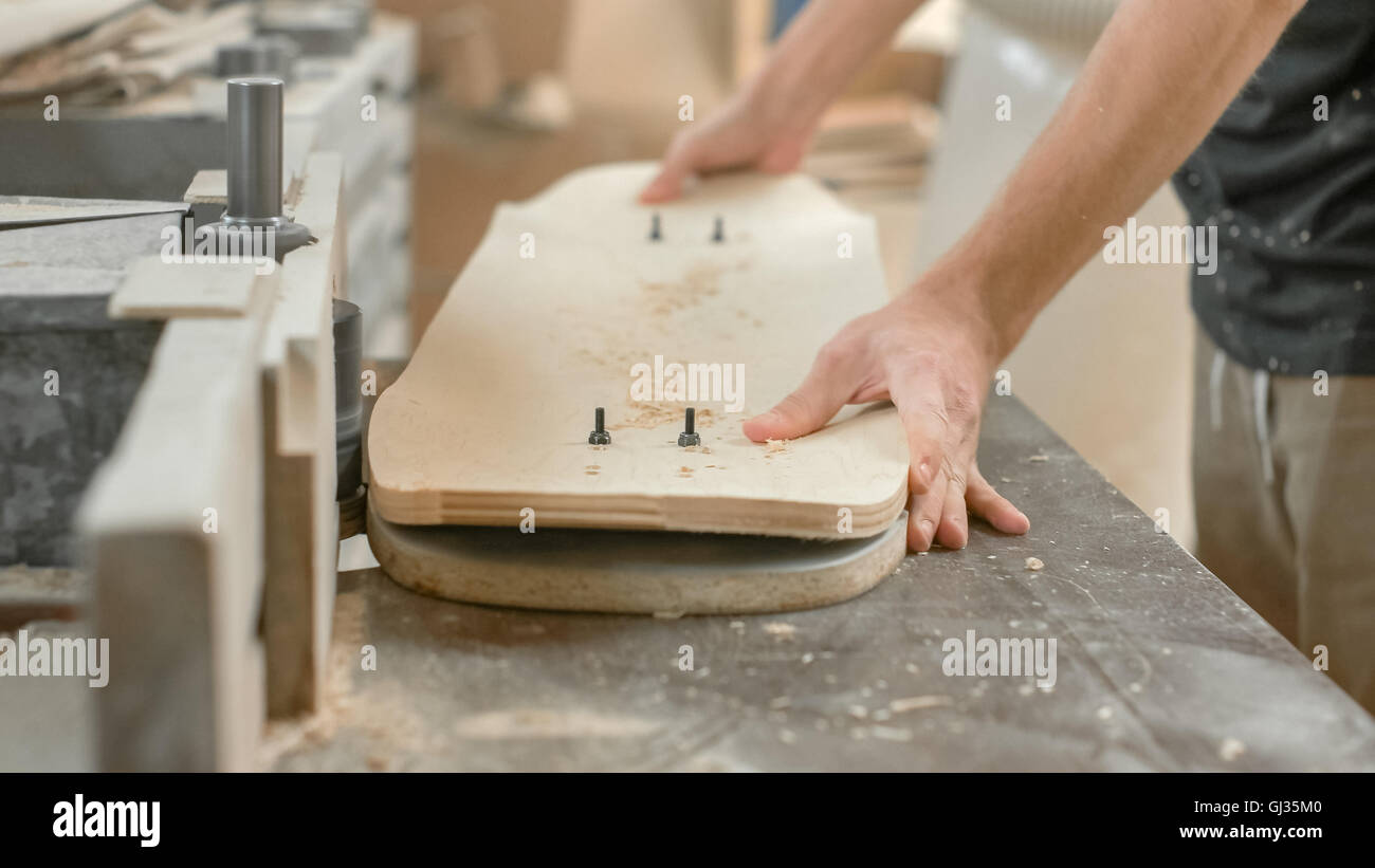 Giovane uomo artigianale il taglio di legno di acero Foto Stock