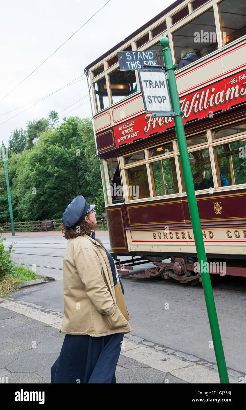 Vintage il Tram a una fermata presso il Beamish Open Air Museum vicino a Stanley nella Contea di Durham Regno Unito Inghilterra Foto Stock