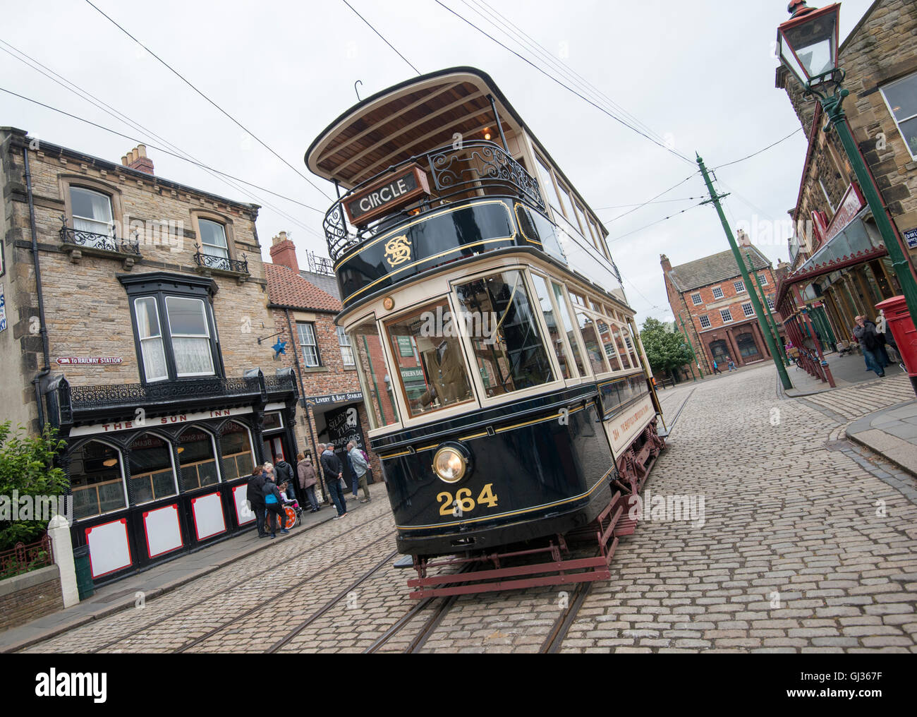 Vintage Tram in 1913 città al Beamish Open Air Museum vicino a Stanley nella Contea di Durham Regno Unito Inghilterra Foto Stock