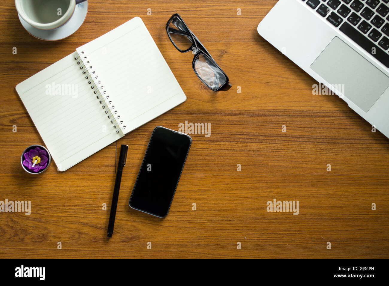 Carica tabella con notepad, laptop e la tazza di caffè.Vista da sopra con copia spazio. Foto Stock