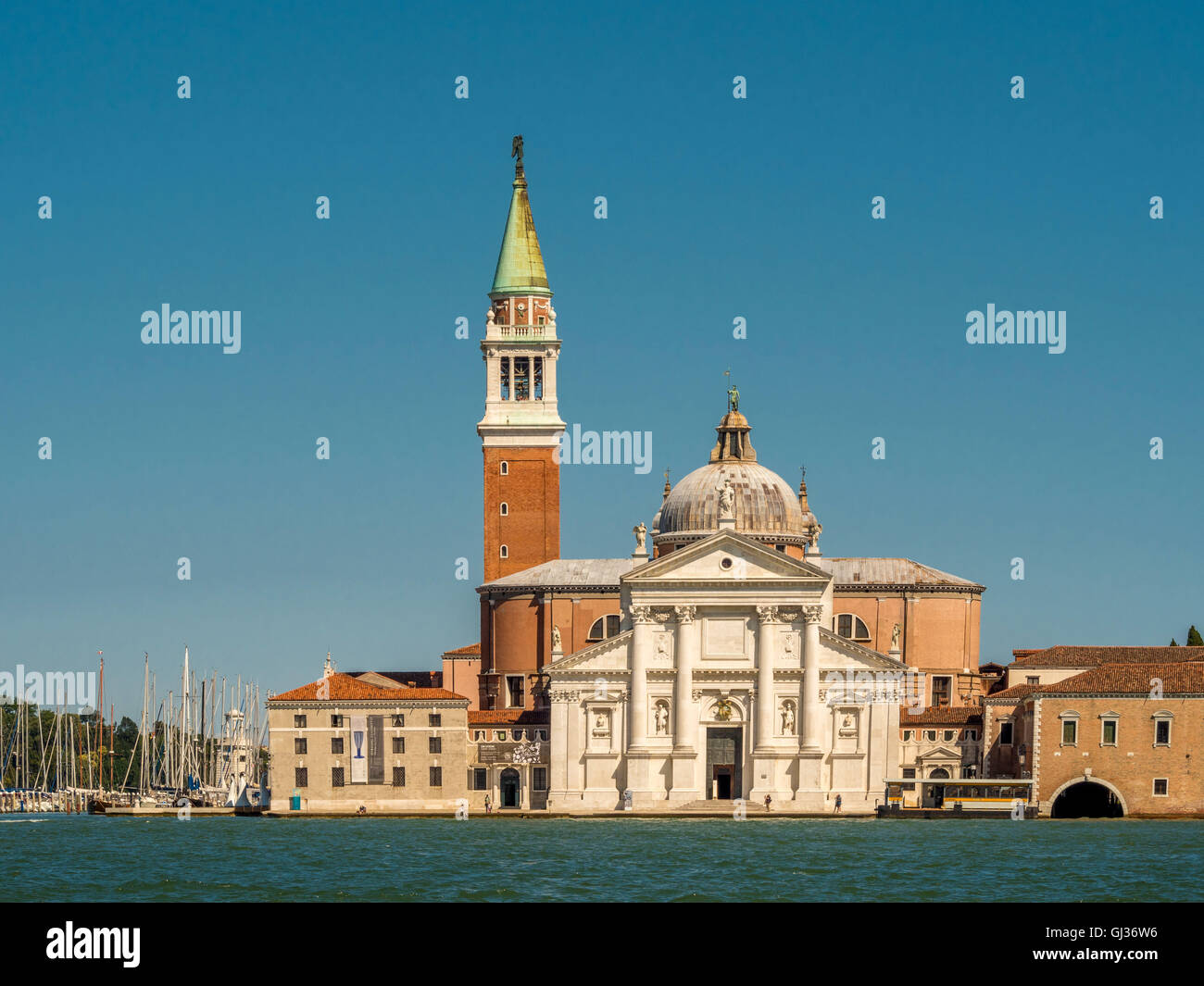 Bianco Marmo istriana la facciata della chiesa di San Giorgio Maggiore, lo stesso nome dell'isola, Venezia, Italia. Foto Stock