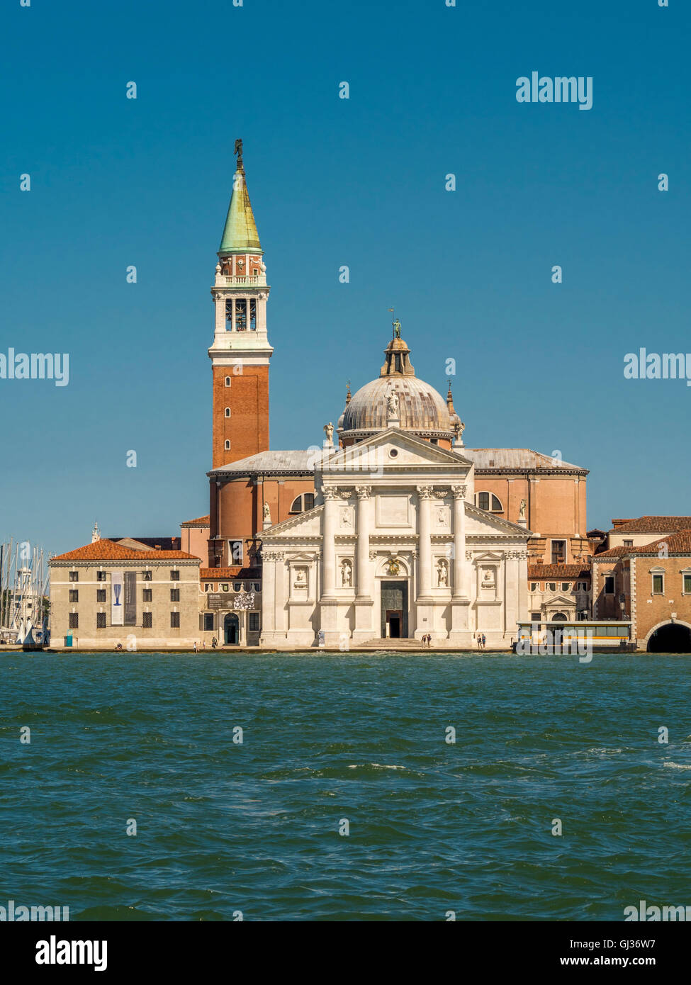 Bianco Marmo istriana la facciata della chiesa di San Giorgio Maggiore, lo stesso nome dell'isola, Venezia, Italia. Foto Stock