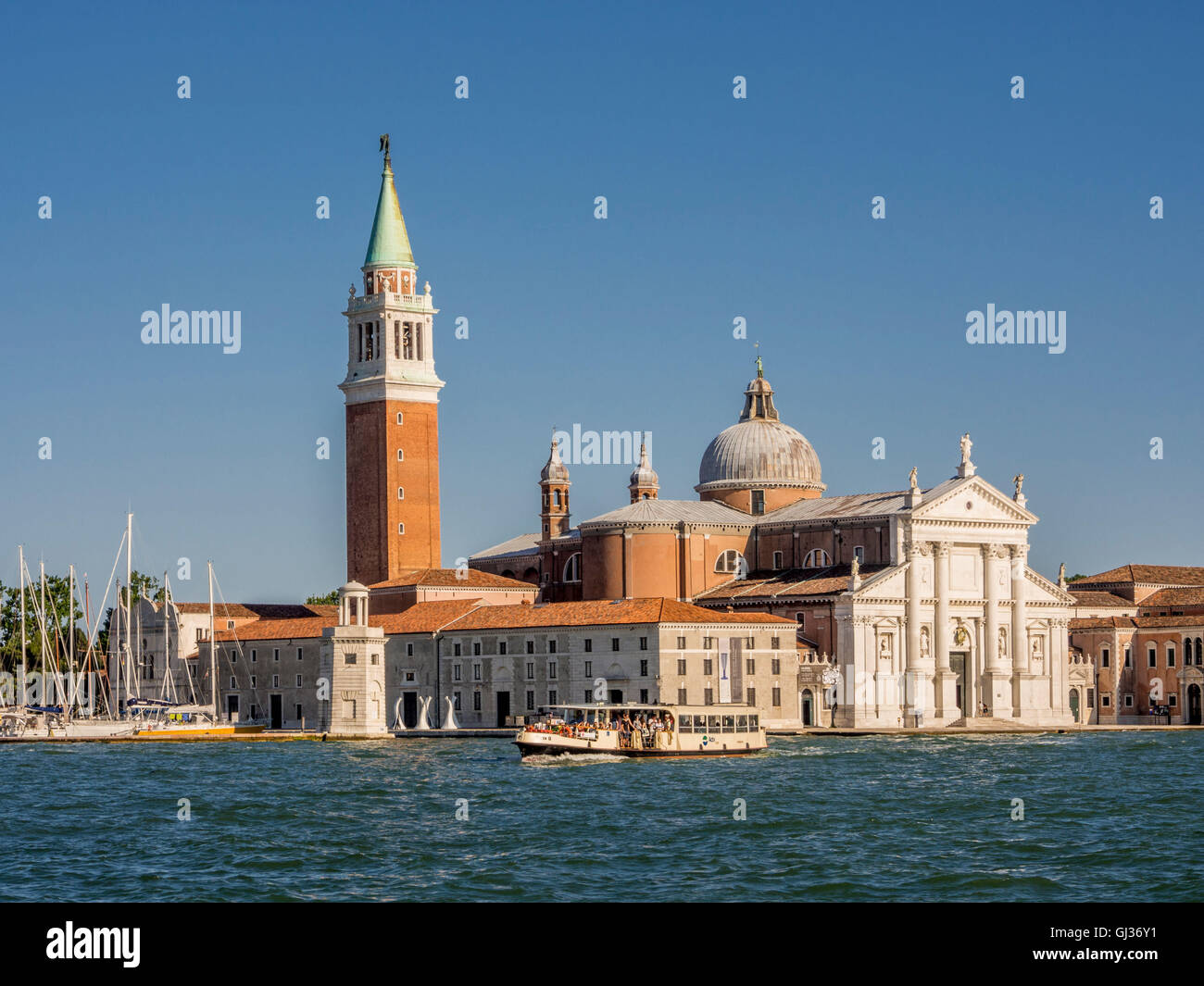 Bianco Marmo istriana la facciata della chiesa di San Giorgio Maggiore, lo stesso nome dell'isola, Venezia, Italia. Foto Stock