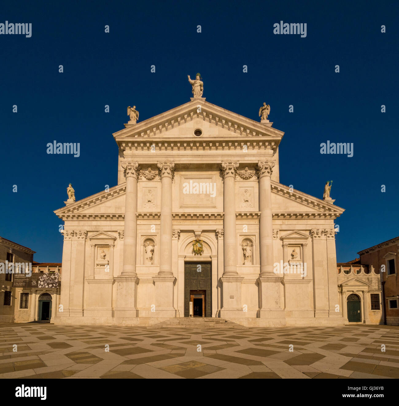 Bianco Marmo istriana la facciata della chiesa di San Giorgio Maggiore, lo stesso nome dell'isola, Venezia, Italia. Foto Stock