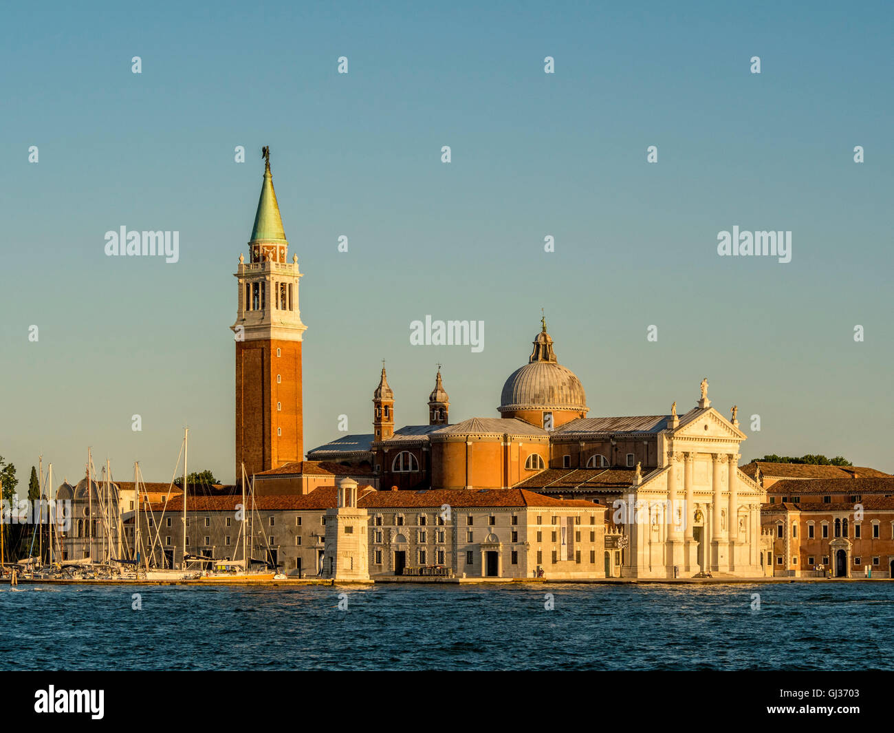 Bianco Marmo istriana la facciata della chiesa di San Giorgio Maggiore, lo stesso nome dell'isola, Venezia, Italia. Foto Stock