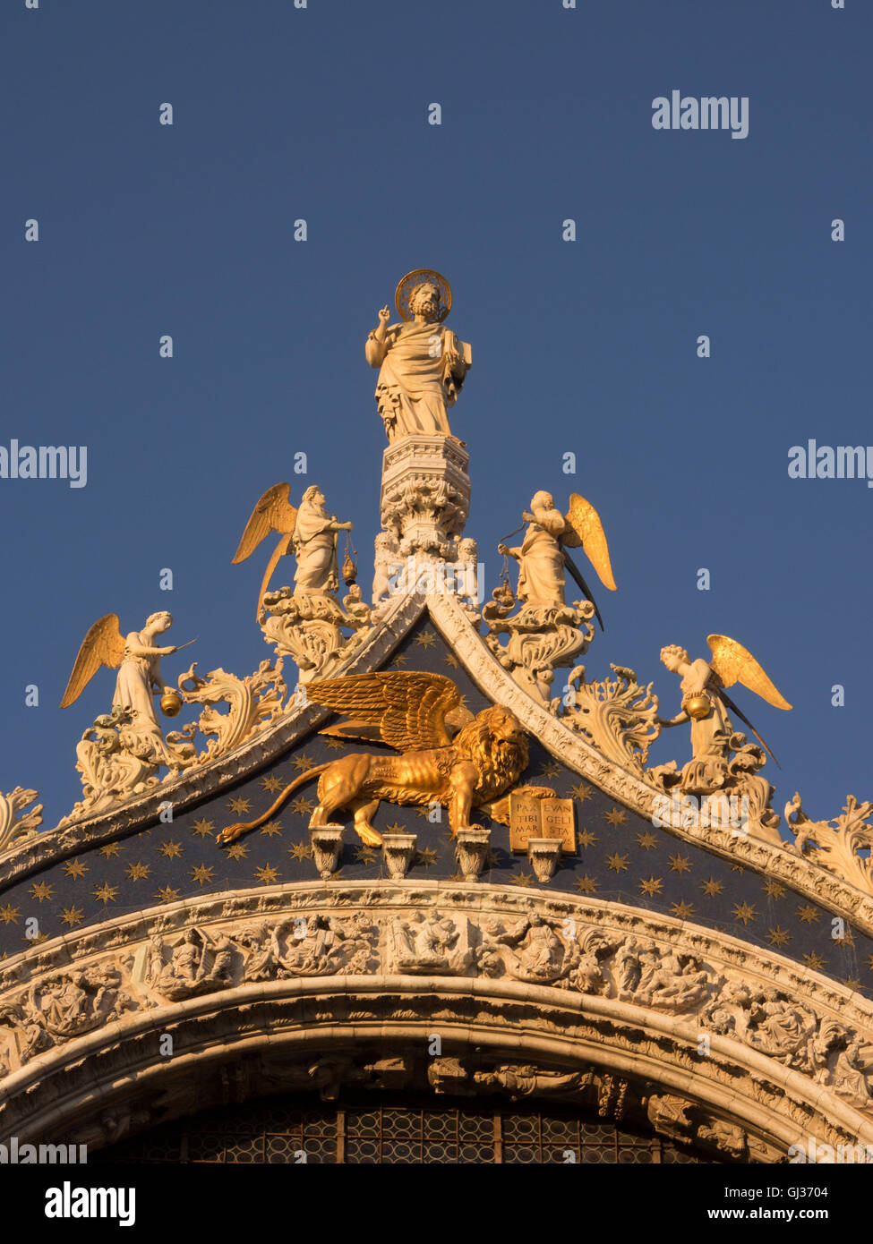 Dettaglio del timpano mostra San Marco con angeli. Sotto è un leone alato, il simbolo del santo e di Venezia. Foto Stock