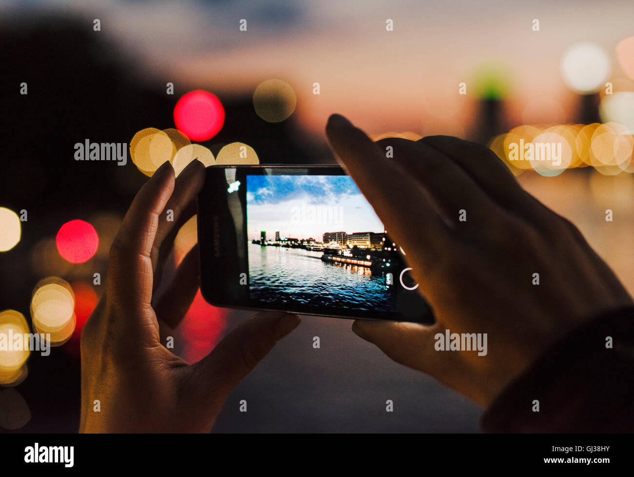 Giovane donna vista fotografare con lo smartphone, close-up dello schermo Foto Stock