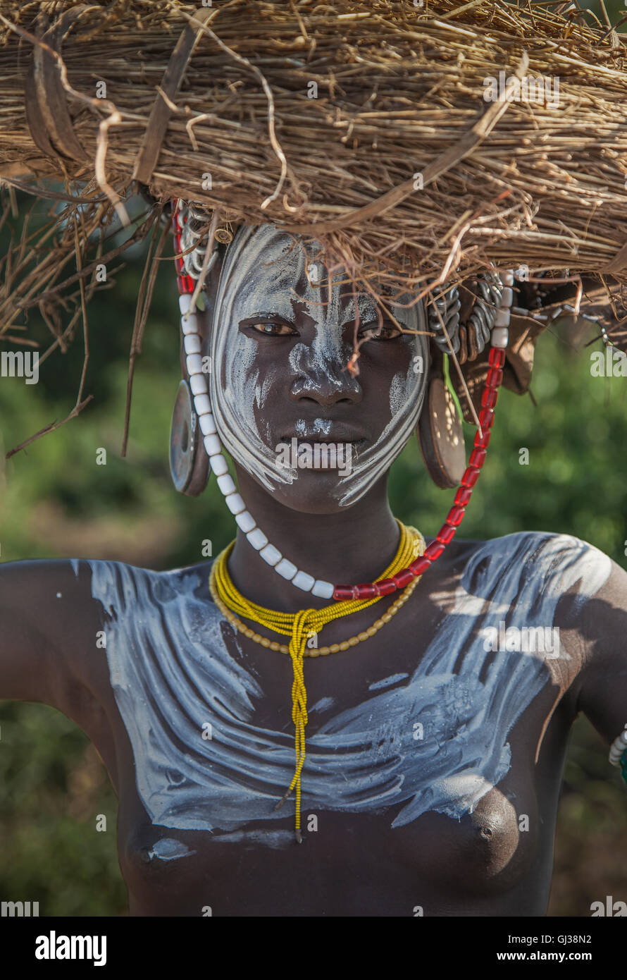 Donna della tribù dei Mursi, Valle dell'Omo, Etiopia Foto Stock