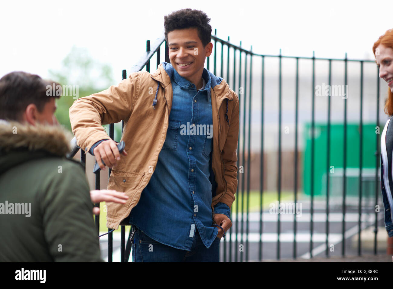 I giovani studenti maschi e femmine in chat on campus Foto Stock