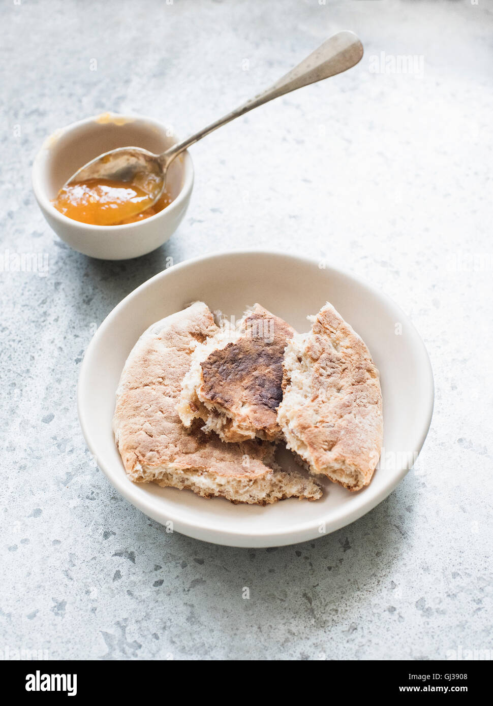 Pezzi di pane pita con marmellata Foto Stock