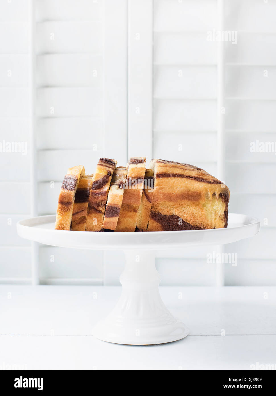 In Marmo torta su un vassoio per dolci Foto Stock