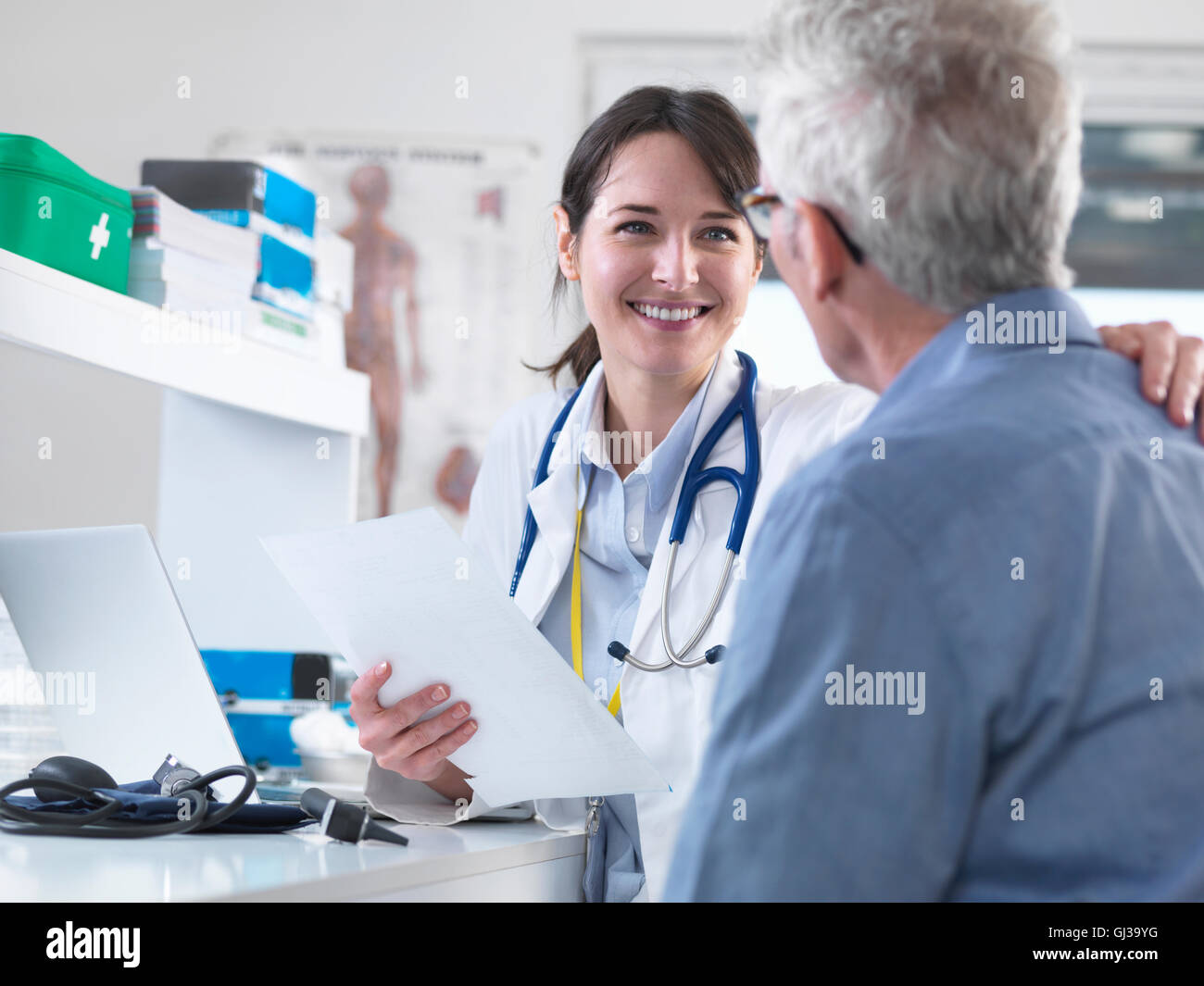 Condivisione medico buoni risultati con paziente in clinica Foto Stock