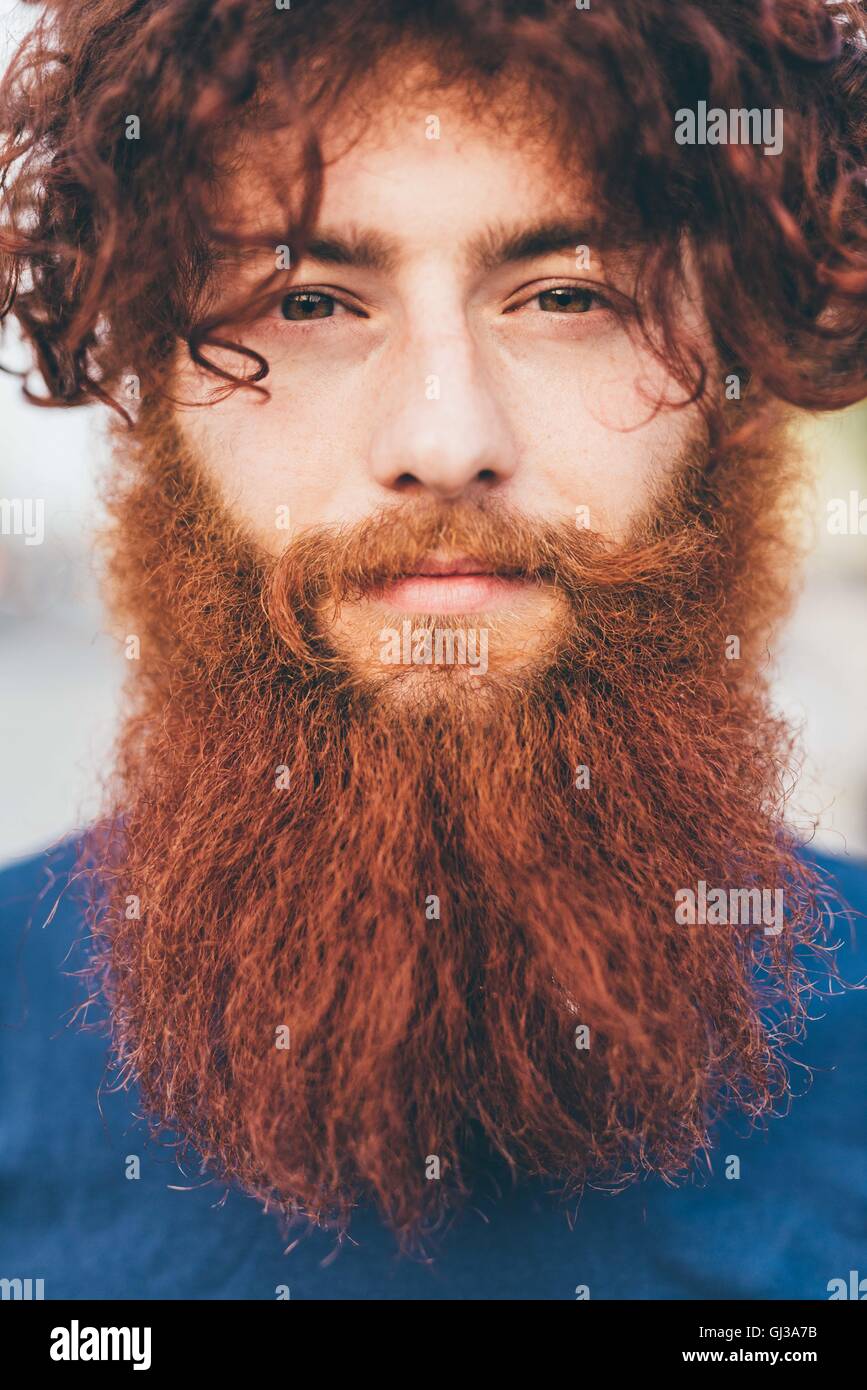 Close up ritratto di Giovane Maschio hipster con capelli rossi e barba Foto Stock