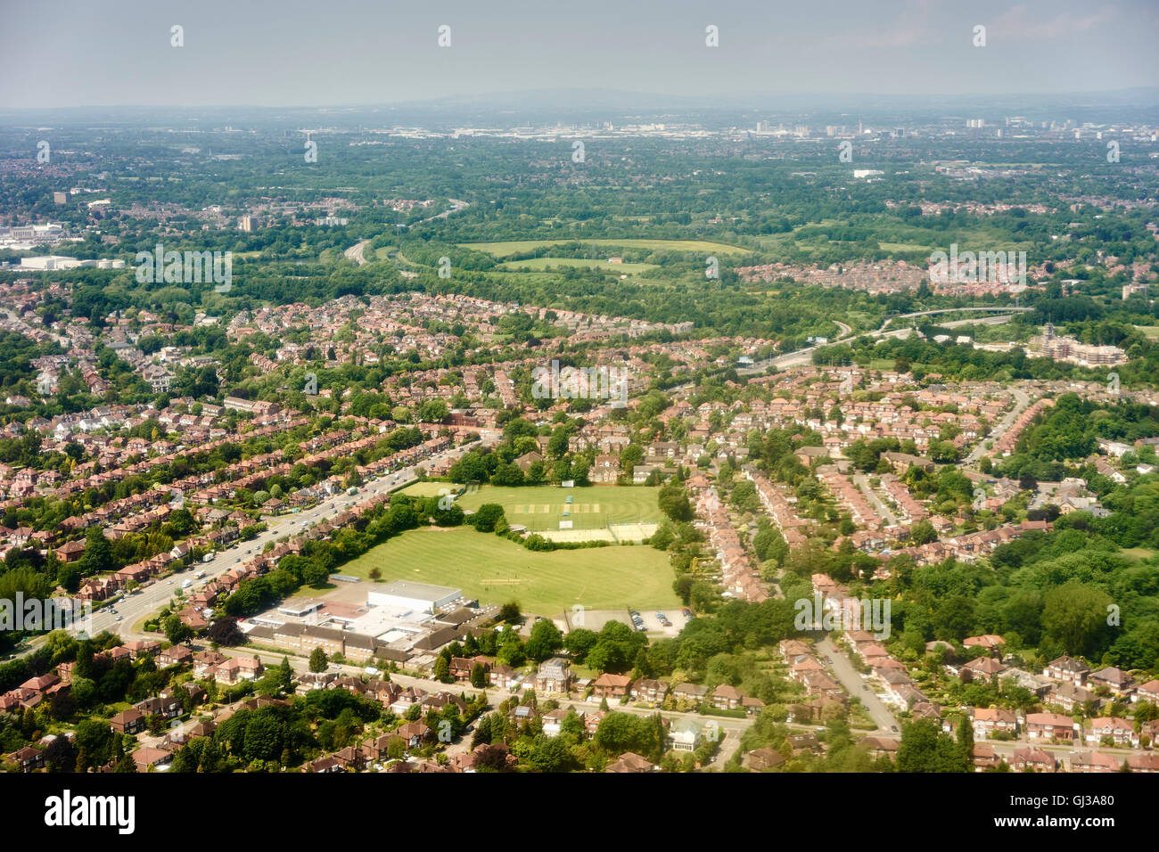 Vista aerea della suburbana campo di cricket, Manchester, Regno Unito Foto Stock