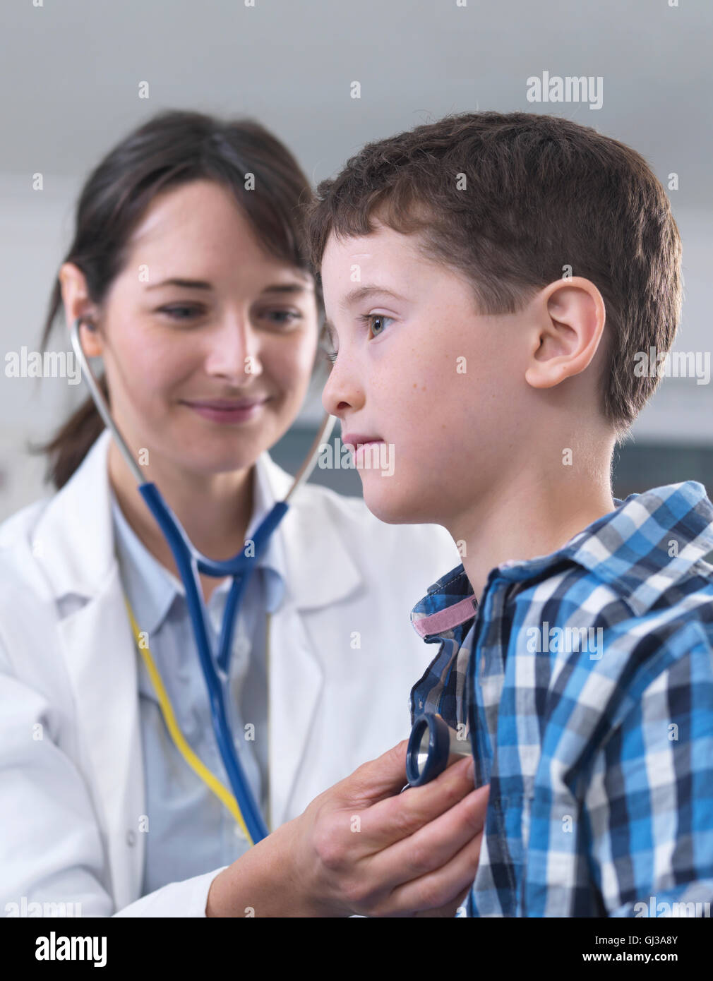 Il controllo medico del ragazzo di respirazione con uno stetoscopio Foto Stock