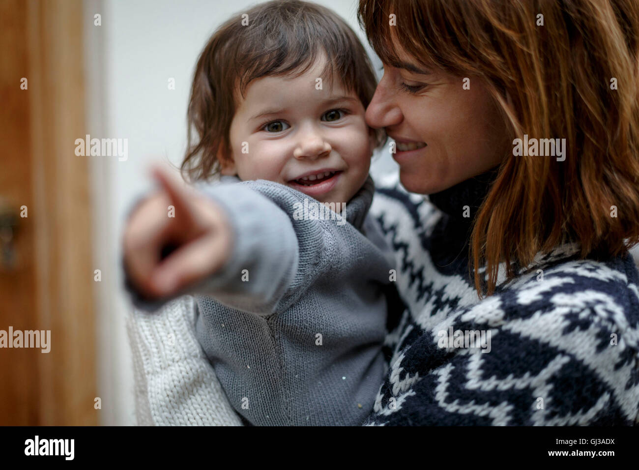 Azienda madre figlia sorridente guardando il puntamento della telecamera Foto Stock