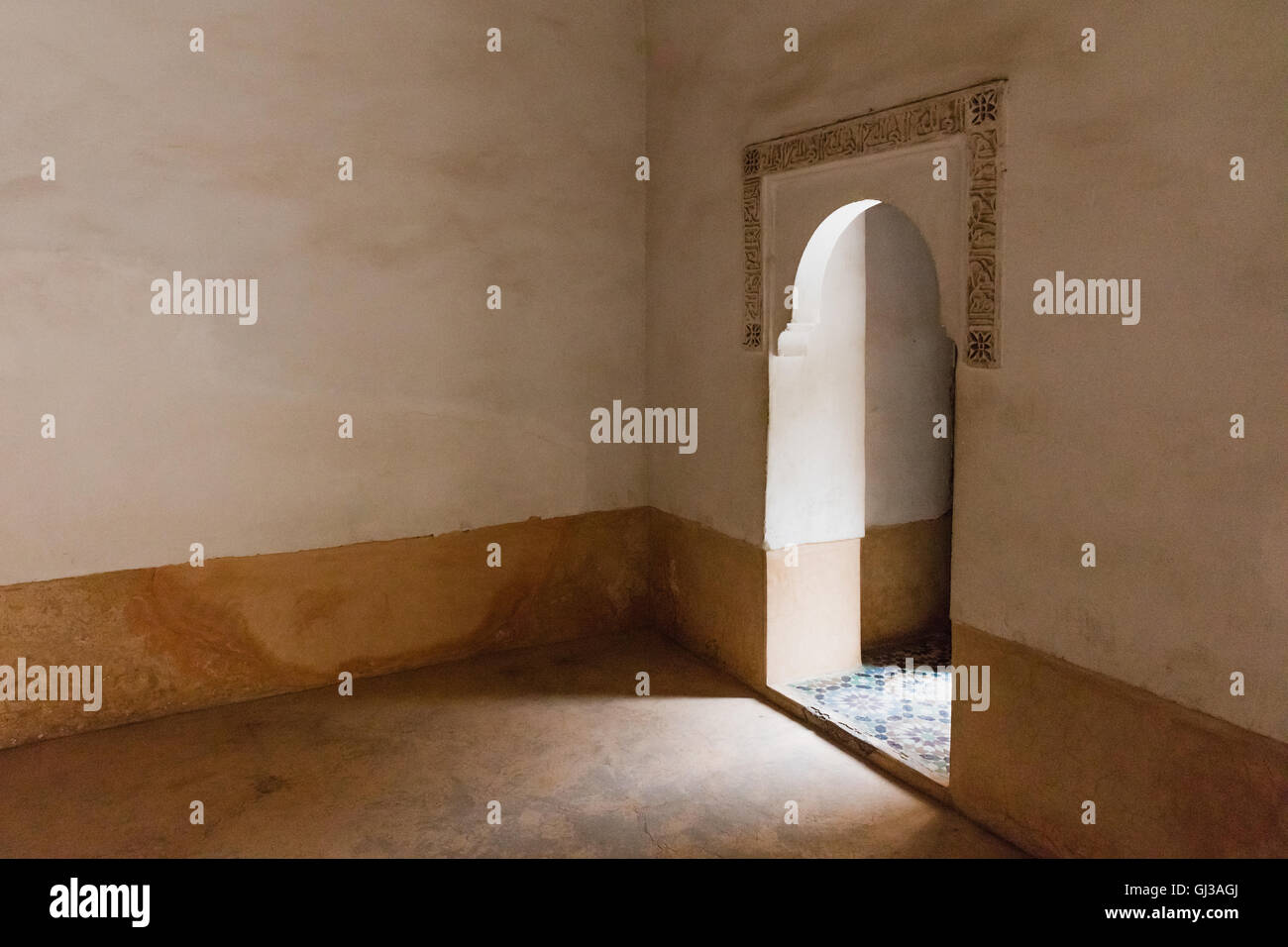 Portale ad arco a Ben Youssef madrasa, Marrakech, Marocco Foto Stock