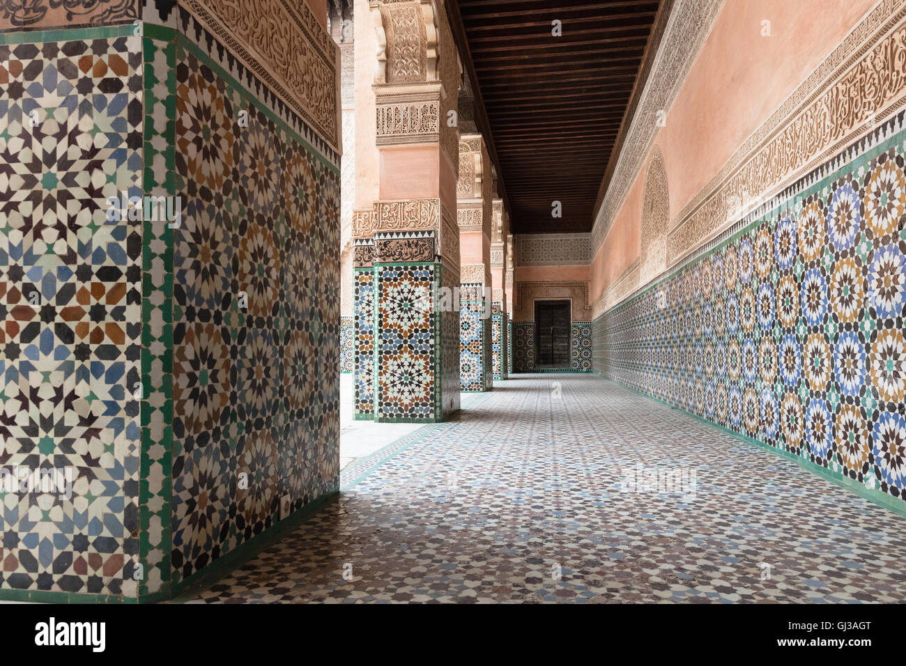 Portico piastrellato a Ben Youssef madrasa, Marrakech, Marocco Foto Stock