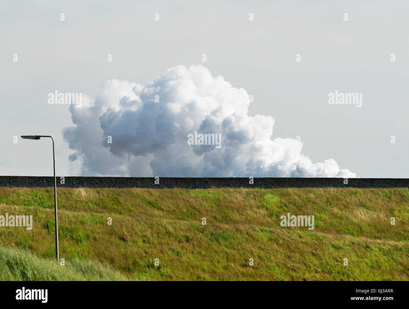 Nubi di vapore da fonderia, IJmuiden, Noord-Holland, Paesi Bassi Foto Stock