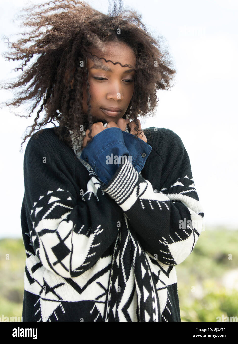Giovane donna sensazione di freddo nel vento Foto Stock