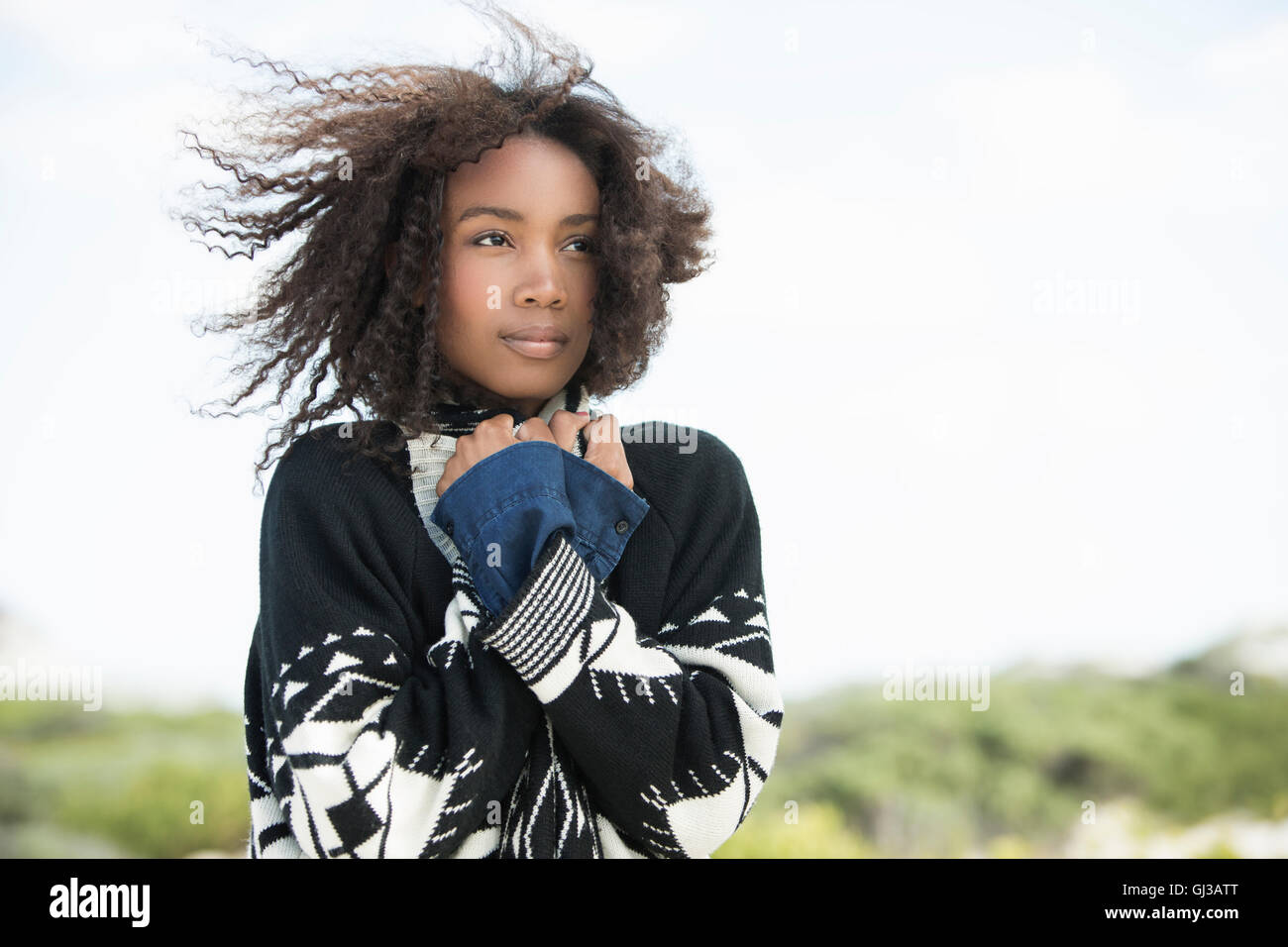 Giovane donna sensazione di freddo nel vento Foto Stock