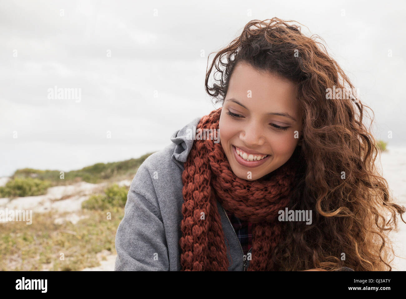 Giovane donna indossa sciarpa lavorata a maglia su freddo giorno Foto Stock