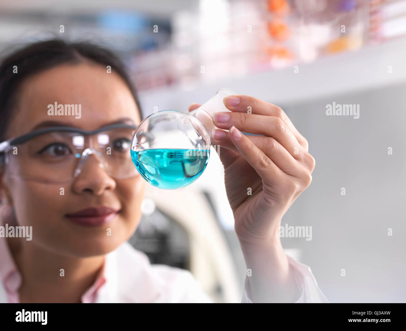 Uno scienziato preparare una formula chimica in laboratorio Foto Stock